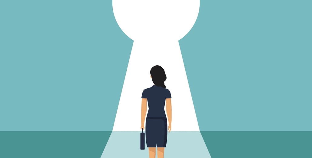 businesswoman-stading-in-front-of-keyhole