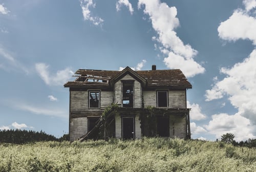 This cosy, fixer-upper has retro charm and great potential! Bring your imagination!